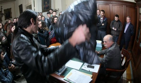 ΦΩΤΟ-Άδειασαν σκουπίδια στο γραφείο του αντιπρύτανη