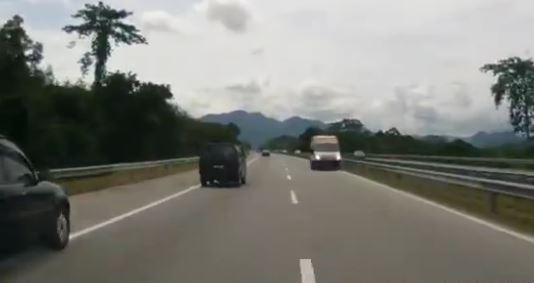 ΒΙΝΤΕΟ-Μαλαισία: Ασθενοφόρο σπέρνει τον πανικό στην εθνική οδό