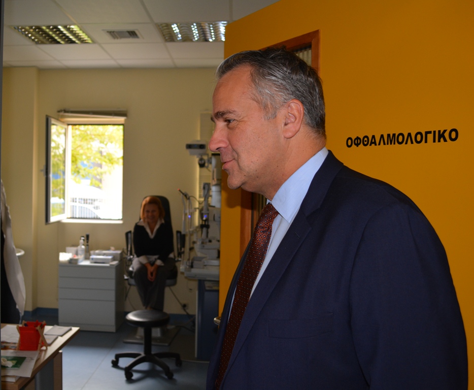 ΦΩΤΟ-Αιφνιδιαστική επίσκεψη Βορίδη στο Κέντρο Υγείας Περιστερίου