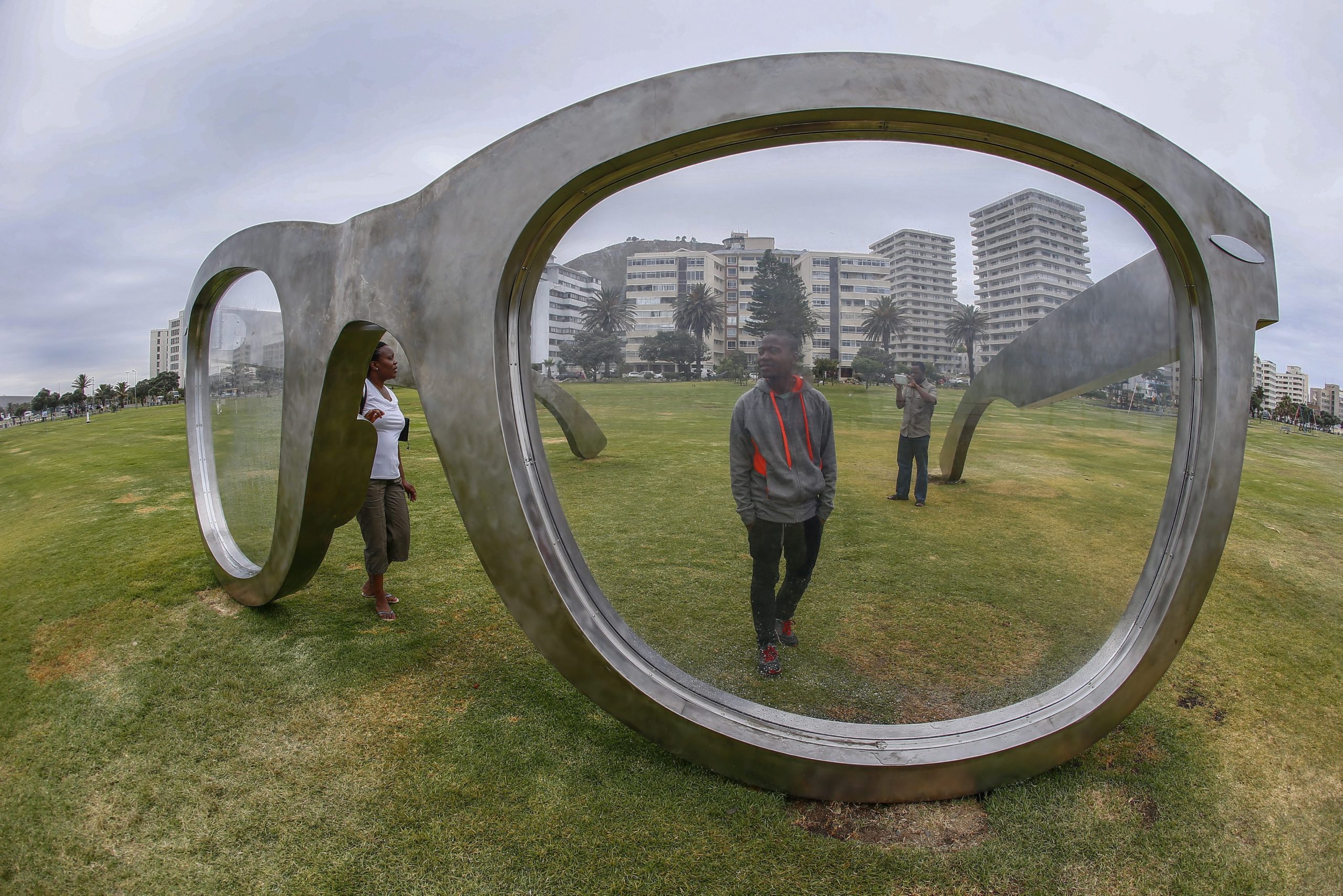 ΦΩΤΟ-Ένα γιγάντιο ζευγάρι γυαλιά για τον Μαντέλα