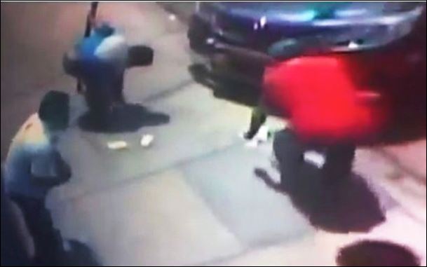 ΒΙΝΤΕΟ-Απέτρεψε την ληστεία πετώντας χαρτονομίσματα