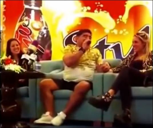 ΒΙΝΤΕΟ-Το τραγούδι του Μαραντόνα στη σύντροφό του