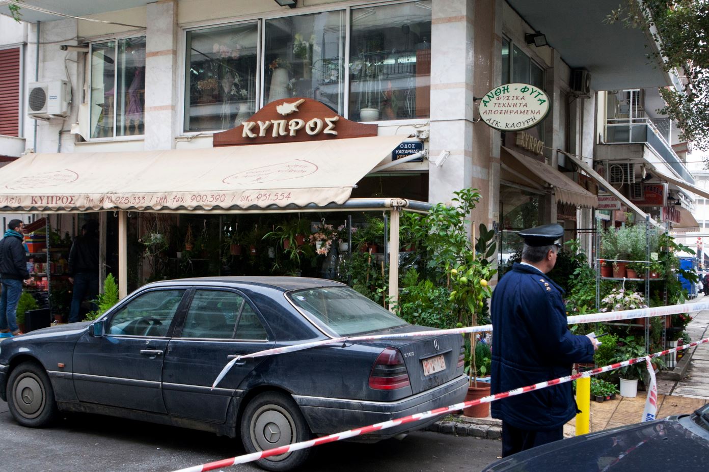 ΦΩΤΟ-Το ανθοπωλείο που εκτυλίχθηκε η οικογενειακή τραγωδία