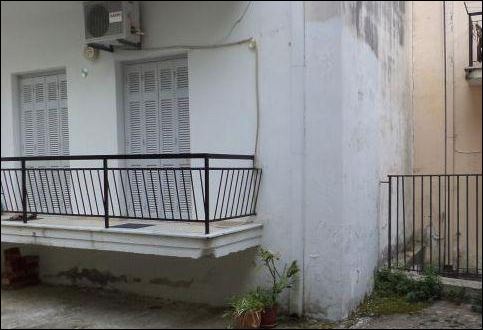 Αυτοκίνητο έπεσε σε μπαλκόνι-Δύο τραυματίες