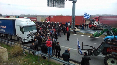 ΦΩΤΟ-Αγρότες απέκλεισαν το τελωνείο Κήπων