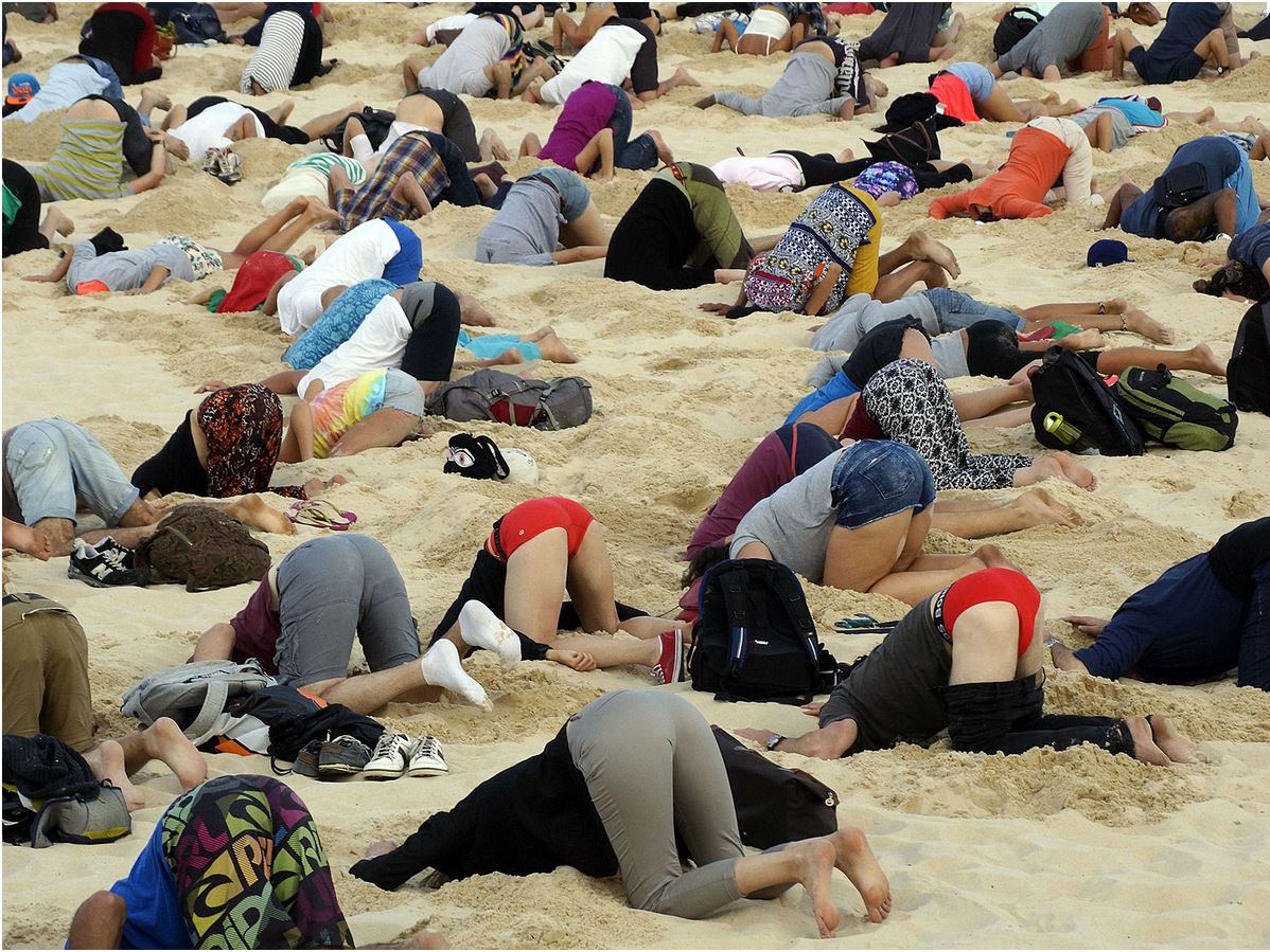 ΦΩΤΟ-Αυστραλοί χώνουν το κεφάλι τους στην άμμο