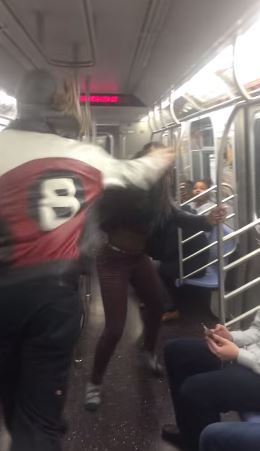 ΒΙΝΤΕΟ-Άγρια συμπλοκή σε συρμό του μετρό της Νέας Υόρκης