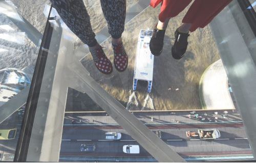 ΦΩΤΟ-Περπατώντας στη νέα γυάλινη πεζογέφυρα της Tower Bridge