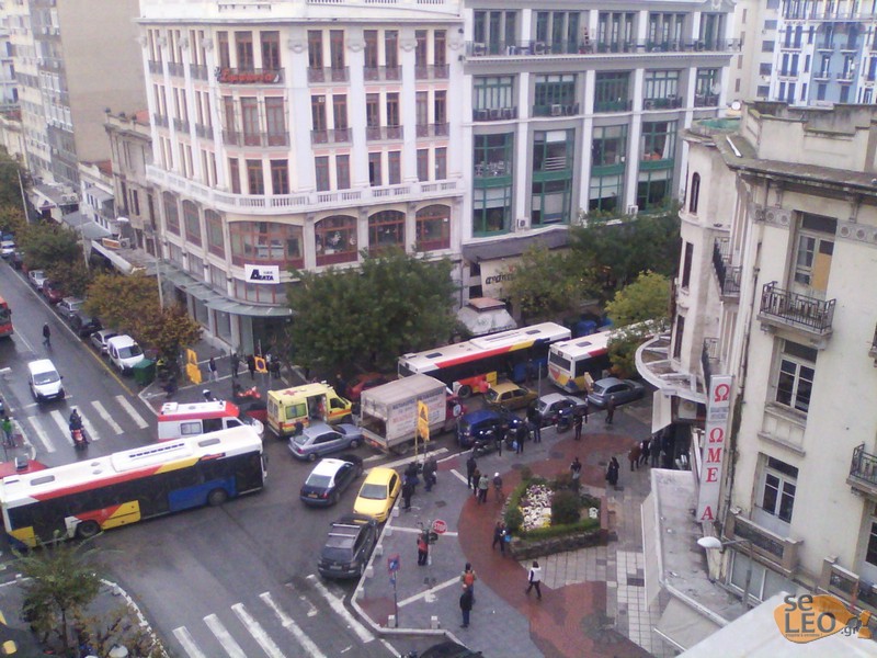ΦΩΤΟ-Επιβάτης έπαθε ανακοπή στο λεωφορείο