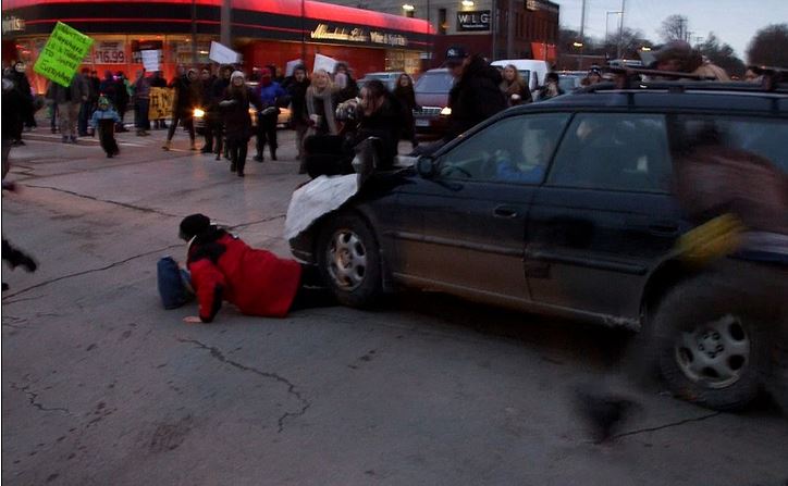ΒΙΝΤΕΟ-Οδηγός παρέσυρε διαδηλωτές στη Μινεάπολη