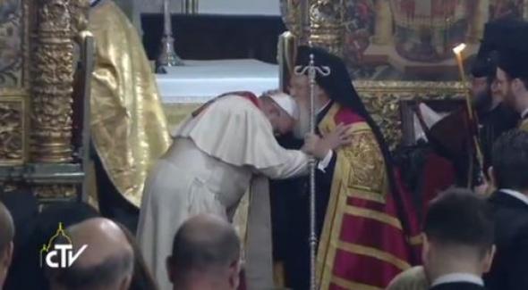 ΦΩΤΟ-Ο ασπασμός του Πάπα στον Βαρθολομαίο