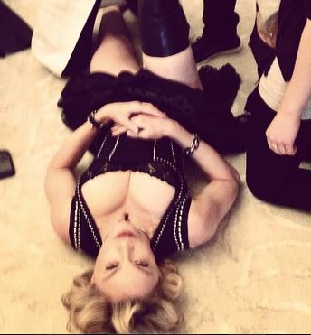 ΦΩΤΟ-Πόσοι χρειάζονται για να δέσουν τις μπότες της Madonna;