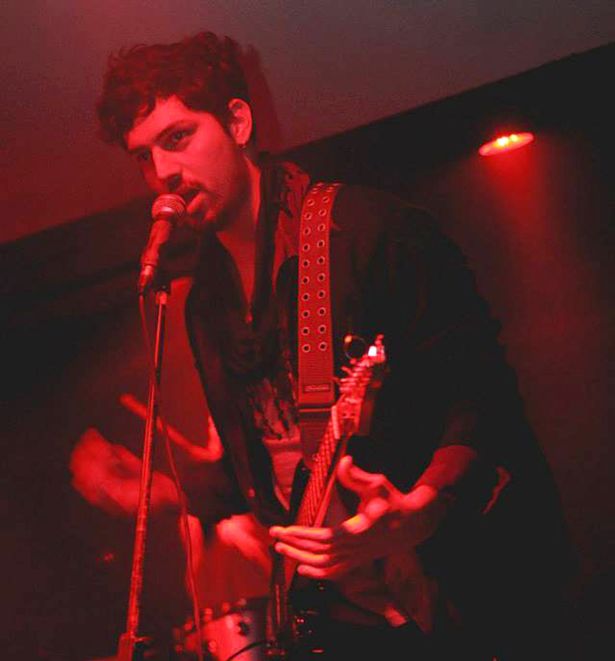 Τραγουδιστής έπαθε ηλεκτροπληξία πάνω στη σκηνή