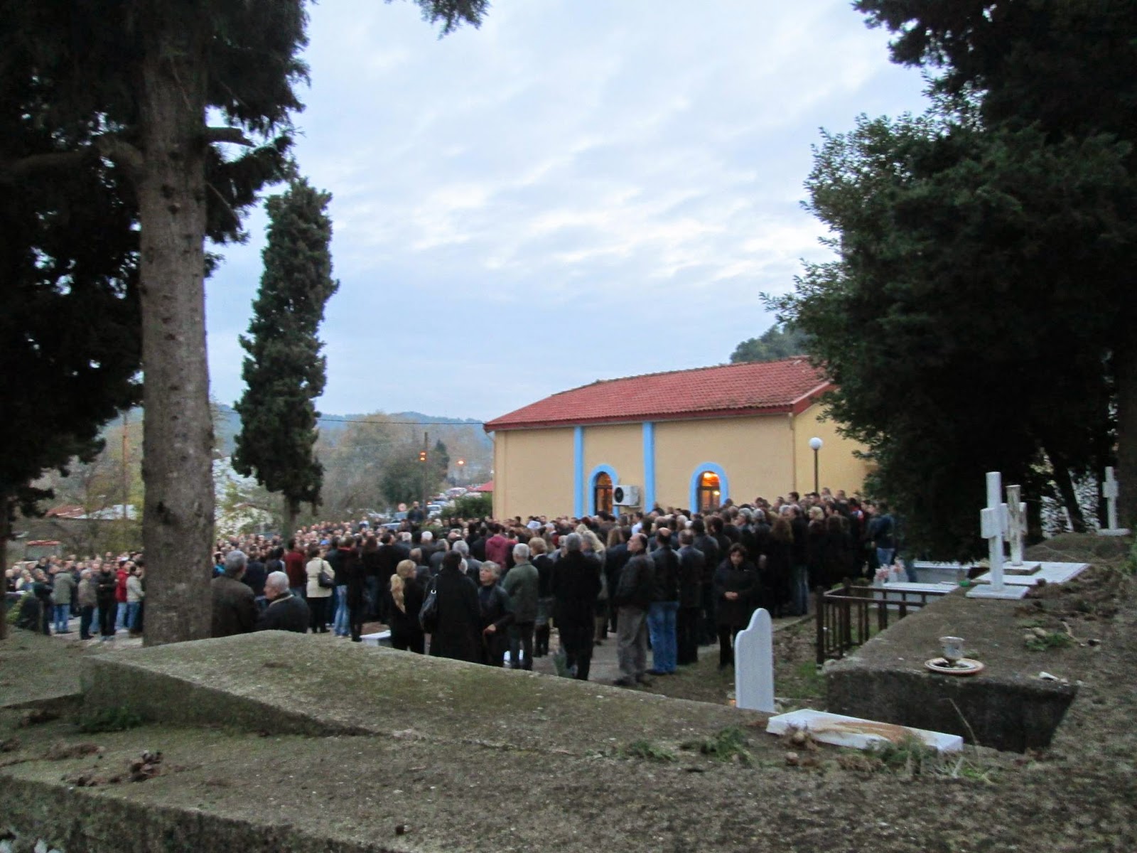 ΦΩΤΟ-Θρήνος στην κηδεία του ποδοσφαιριστή