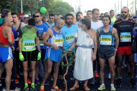 ΦΩΤΟ-Η τρέλα πάει… στον Μαραθώνιο