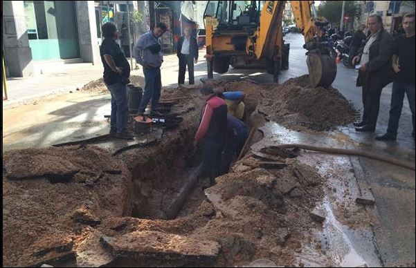 ΦΩΤΟ-Έσπασε ο κεντρικός αγωγός ύδρευσης των Χανίων