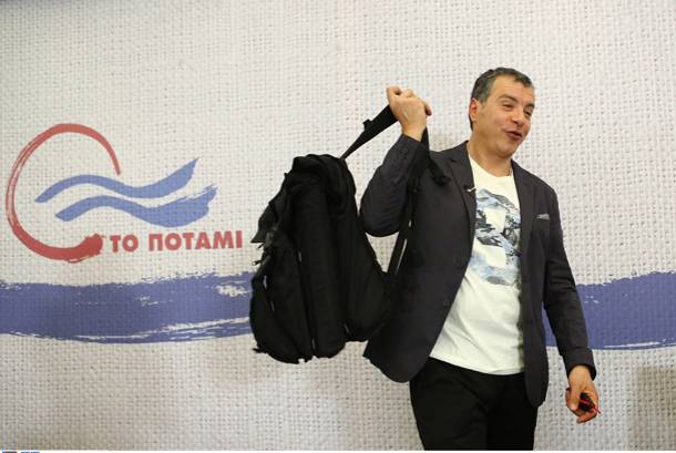 ΦΩΤΟ-Πέταξε το σακίδιο και έβαλε κοστούμι ο Θεοδωράκης