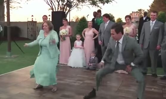 ΒΙΝΤΕΟ-Ο χορός της πεθεράς έκλεψε την παράσταση στο γάμο
