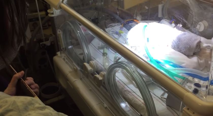 ΒΙΝΤΕΟ-Πατέρας τραγουδά στον ετοιμοθάνατο νεογέννητο γιο του