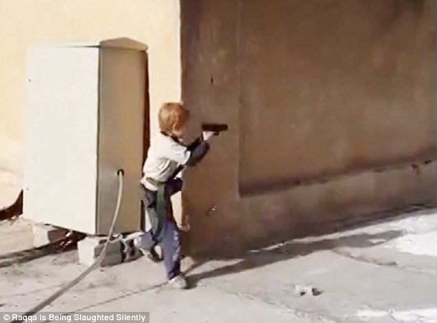 ΒΙΝΤΕΟ-ΦΩΤΟ: Φρίκη-Τζιχανιστές εκπαιδεύουν 5χρονο με όπλα
