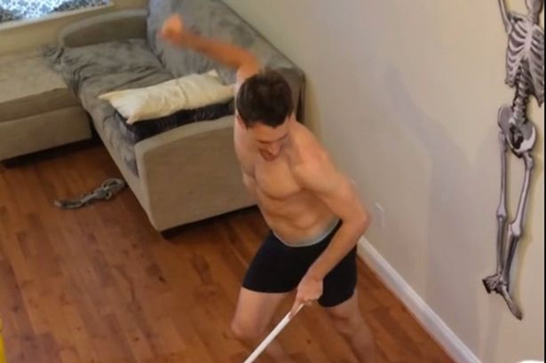 ΒΙΝΤΕΟ-Ο παθιασμένος χορός την ώρα του σφουγγαρίσματος