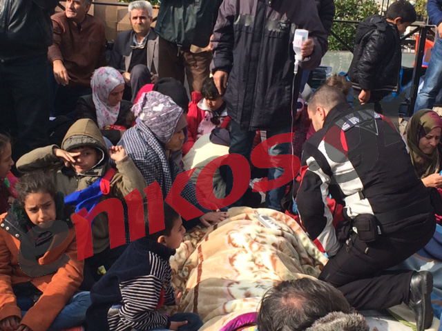 ΦΩΤΟ-Το ασθενοφόρο παραλαμβάνει τη γυναίκα που λιποθύμησε στο Σύνταγμα