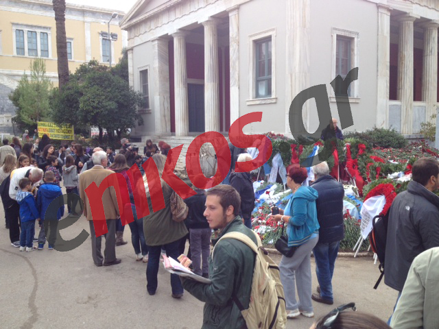 ΦΩΤΟ-Εκατοντάδες Έλληνες στο Πολυτεχνείο