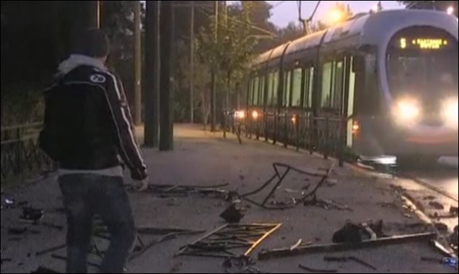 ΒΙΝΤΕΟ-Τραμ συγκρούστηκε με Ι.Χ στην Αρδηττού