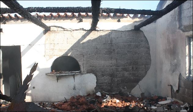 ΦΩΤΟ-Εξοχικό στην Ηλεία έγινε “στάχτη”