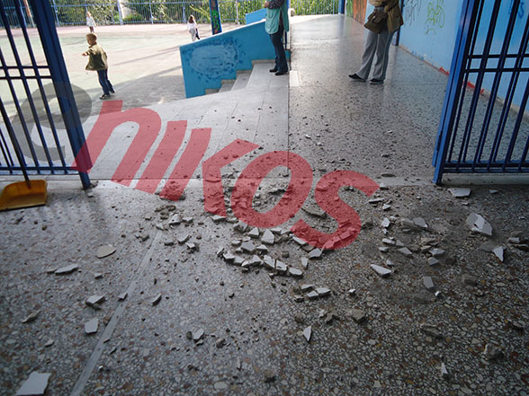 ΦΩΤΟ αναγνώστη-Έπεσαν σοβάδες σε δημοτικό σχολείο-Τι καταγγέλλει πατέρας μαθητή