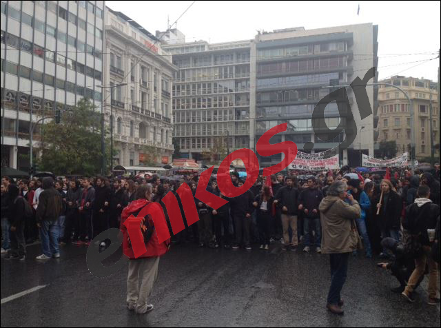 ΤΩΡΑ-ΦΩΤΟ-Έξω από το υπουργείο Οικονομικών οι φοιτητές