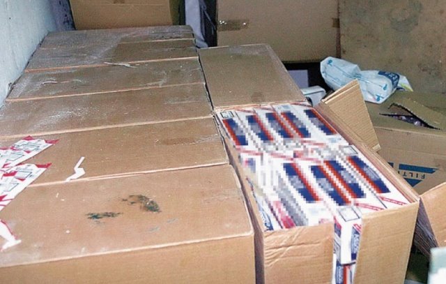 Πλοίο και φορτηγό γεμάτα λαθραία τσιγάρα