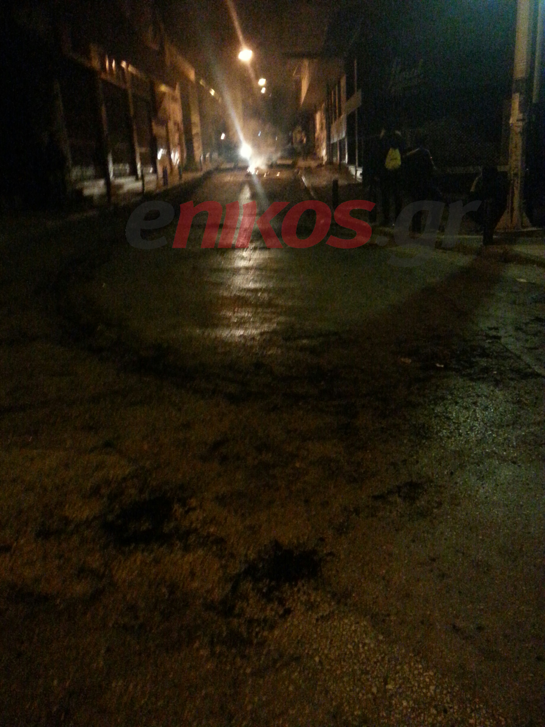 ΦΩΤΟ-Πετροπόλεμος στα Εξάρχεια