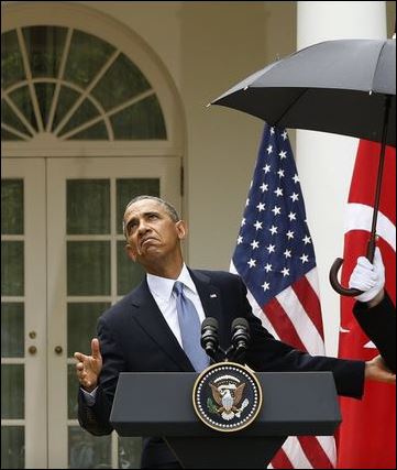 ΦΩΤΟ-Ποιος κρατάει την ομπρέλα στον Ομπάμα;