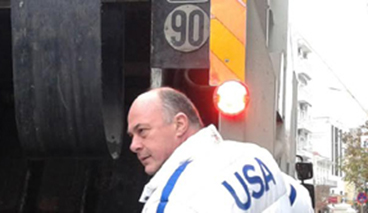 ΦΩΤΟ-Ο Μπέος ανέβηκε σε απορριμματοφόρο