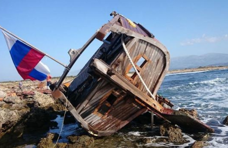 ΦΩΤΟ-Λεηλάτησαν ιστιοφόρο που προσάραξε σε βράχους