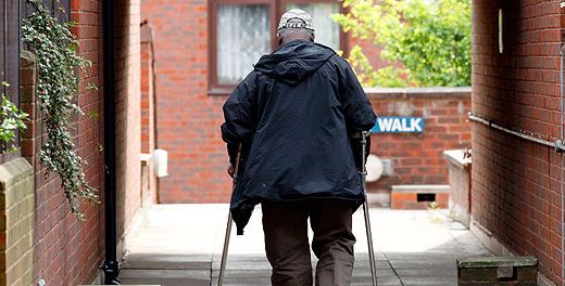 Τον χτύπησαν με την πατερίτσα του για… 25 ευρώ