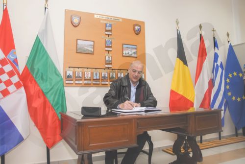 ΦΩΤΟ-Στρατιωτικούς σχηματισμούς στη Λάρισα επισκέφθηκε ο Δένδιας