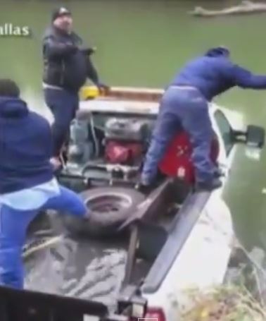 ΒΙΝΤΕΟ-Πολίτες έσωσαν οδηγό λίγο πριν πνίγει