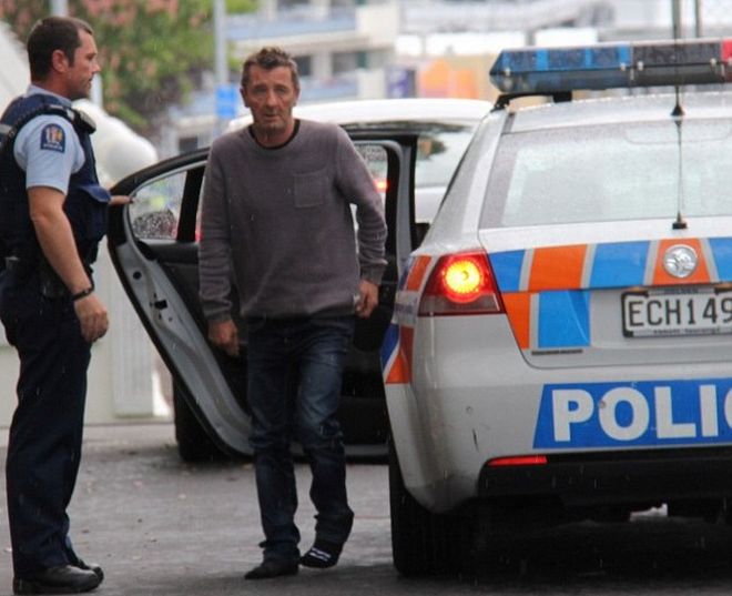 Βγήκε… “λάδι” ο ντράμερ των AC/DC