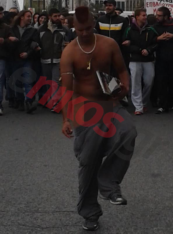ΦΩΤΟ-Γυμνός διαδηλωτής στο κέντρο της Αθήνας