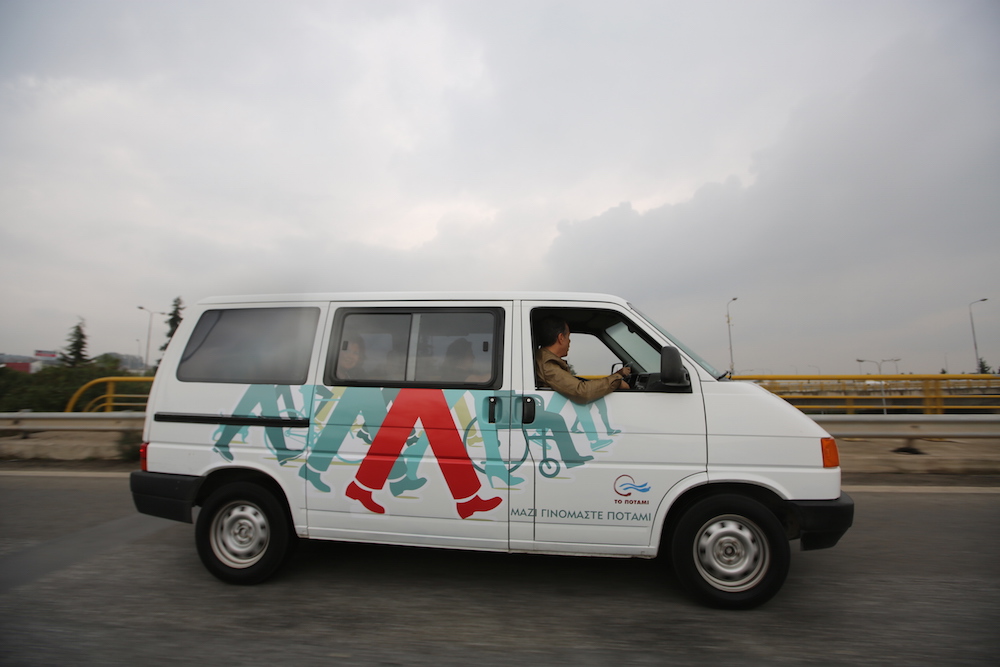 Στο «κυνήγι» ψήφων με το… καινούριο βαν