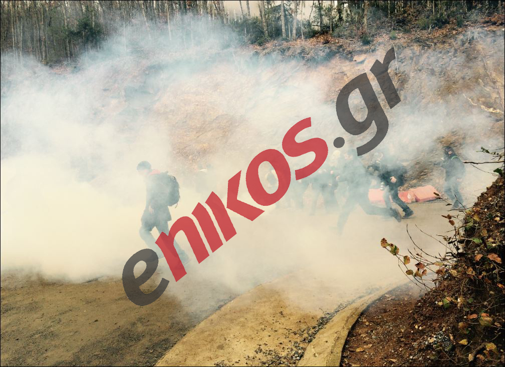ΦΩΤΟ-Χρήση δακρυγόνων στις Σκουριές