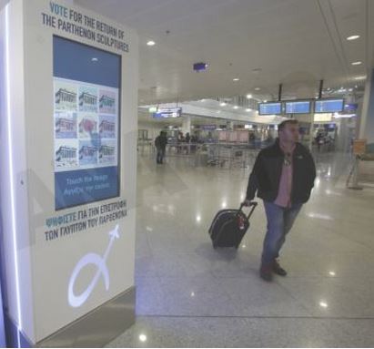 ΦΩΤΟ-Τουρίστες ψηφίζουν για την επιστροφή των Γλυπτών