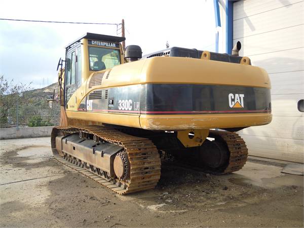 ΦΩΤΟ- «Άνοιξε» ο δρόμος και βούλιαξε εκσκαφέας στη Σάμο