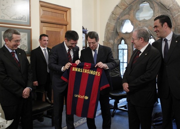 ΦΩΤΟ-Με φανέλα της Μπαρτσελόνα ο Κύπριος Πρόεδρος