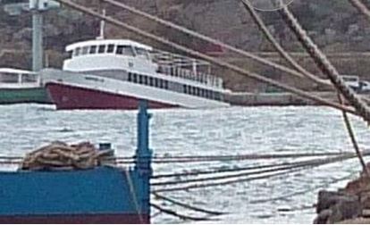 ΦΩΤΟ-Βυθίζεται τουριστικό σκάφος στο λιμάνι της Κισάμου