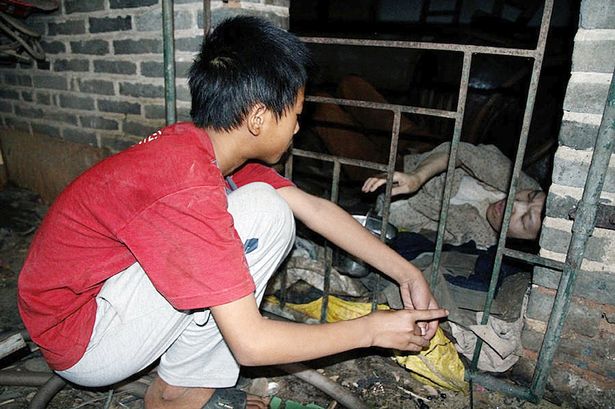 ΦΩΤΟ-Κρατά φυλακισμένη τη σύζυγό του επί 12 χρόνια