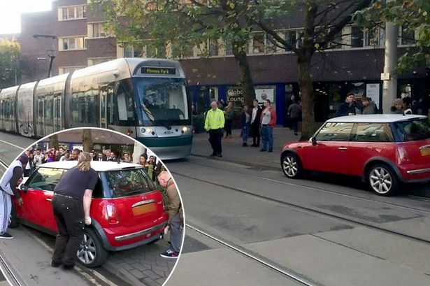 ΒΙΝΤΕΟ-Πάρκαρε στις ράγες του τραμ και πήγε για… καφέ