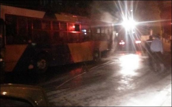 ΦΩΤΟ-Στις φλόγες λεωφορείο του ΟΑΣΘ